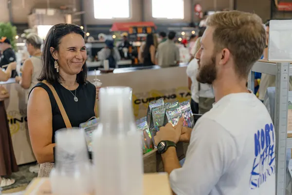 Customers chatting with the barista over a coffee, Kort Coffee